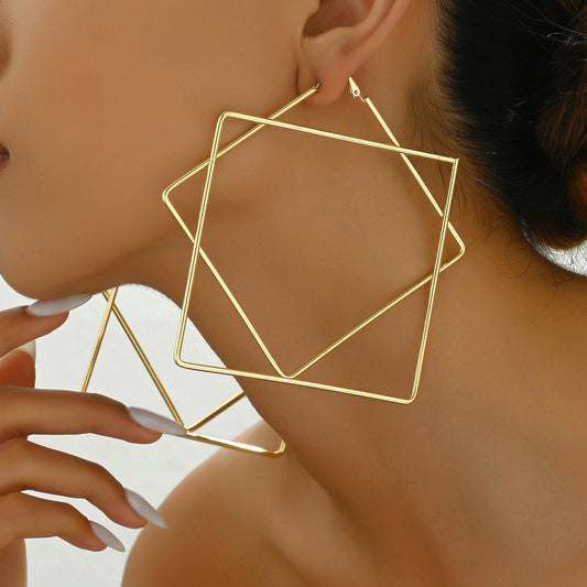 Pendientes geométricos para mujer inspirados en Chanel con aleación chapada en oro de 18 quilates y postes de acero inoxidable