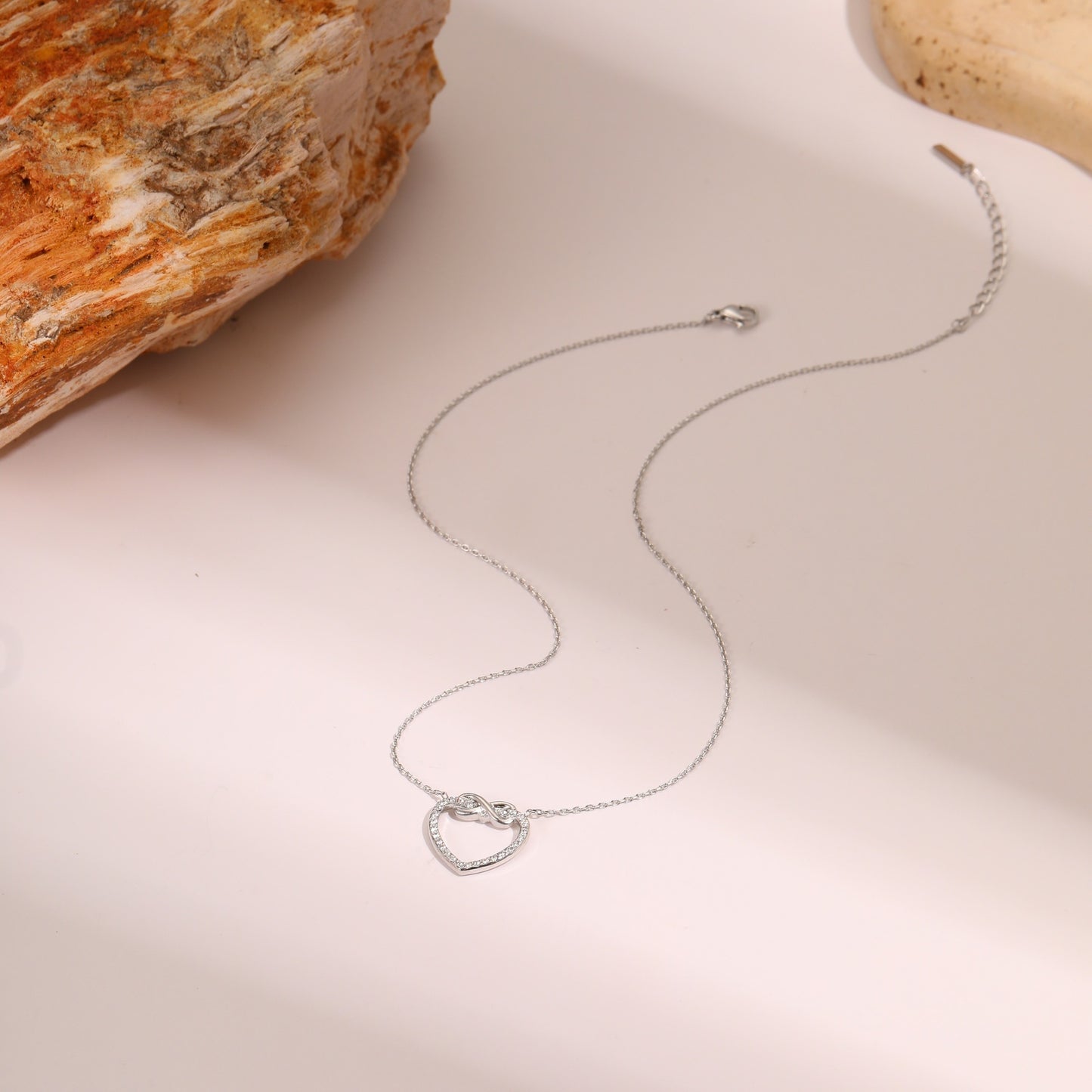 Elegante collar con colgante de corazón hueco de acero inoxidable con incrustaciones de pedrería para mujer, acabado chapado, delicada cadena para la clavícula