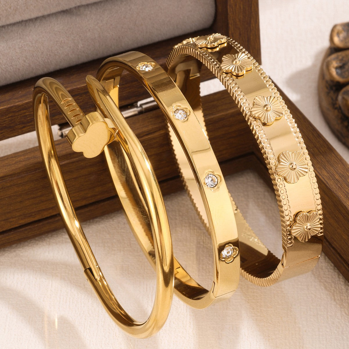 Juego de pulseras de acero inoxidable con trébol de cuatro hojas, incrustaciones de diamantes de imitación y chapado en oro al vacío de 18 quilates, estilo minimalista y a la moda