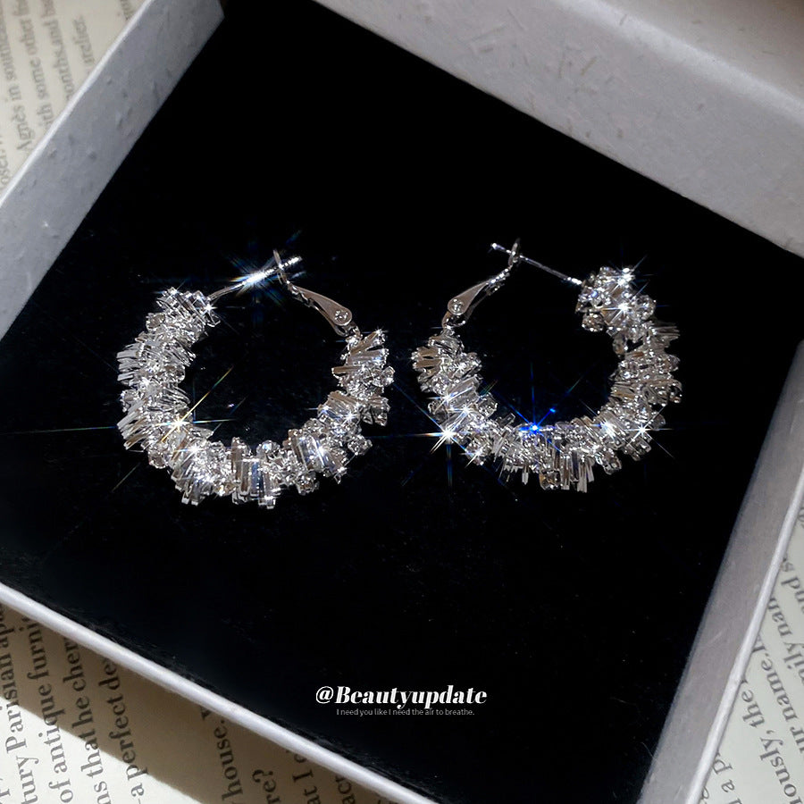 Pendientes redondos minimalistas de geometría irregular con pedrería para mujer con base de cobre y postes de acero inoxidable