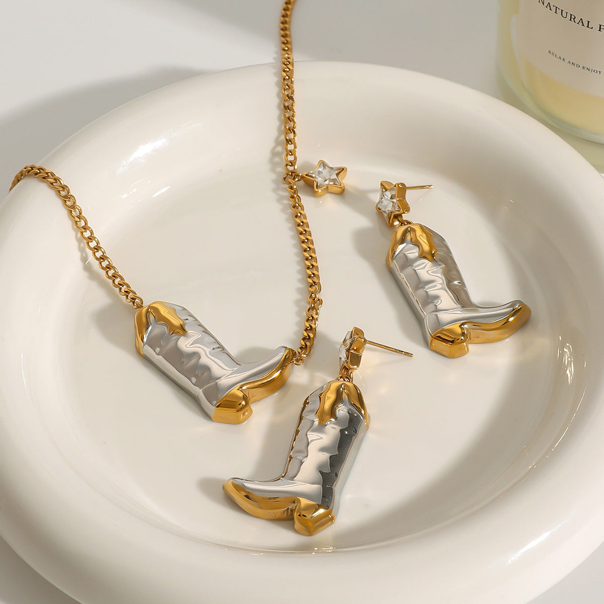 Collana da donna con ciondolo a stivale geometrico alla moda in acciaio al titanio placcato oro 18K