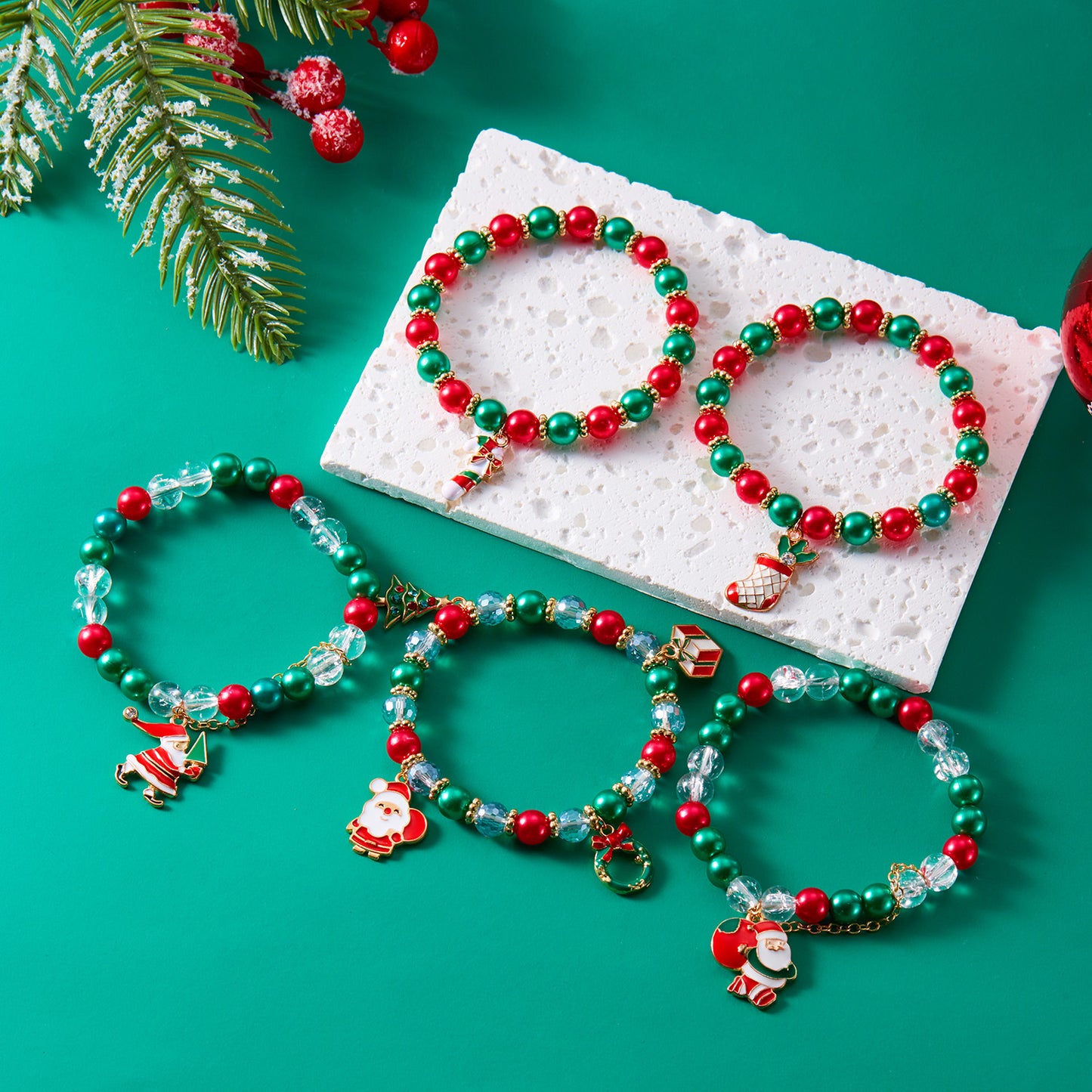 Bracciale con perline da donna con ciondolo a forma di Babbo Natale in stile fumetto Fashion-Commuter, in lega, con elementi natalizi