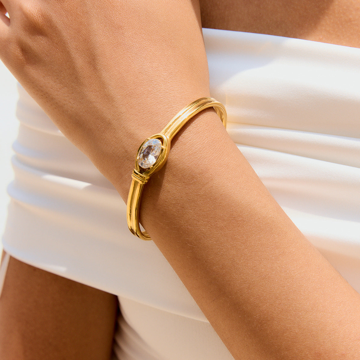 Pulsera Minimalista Geométrica de Acero Inoxidable con Acentos de Pedrería y Baño para Mujer