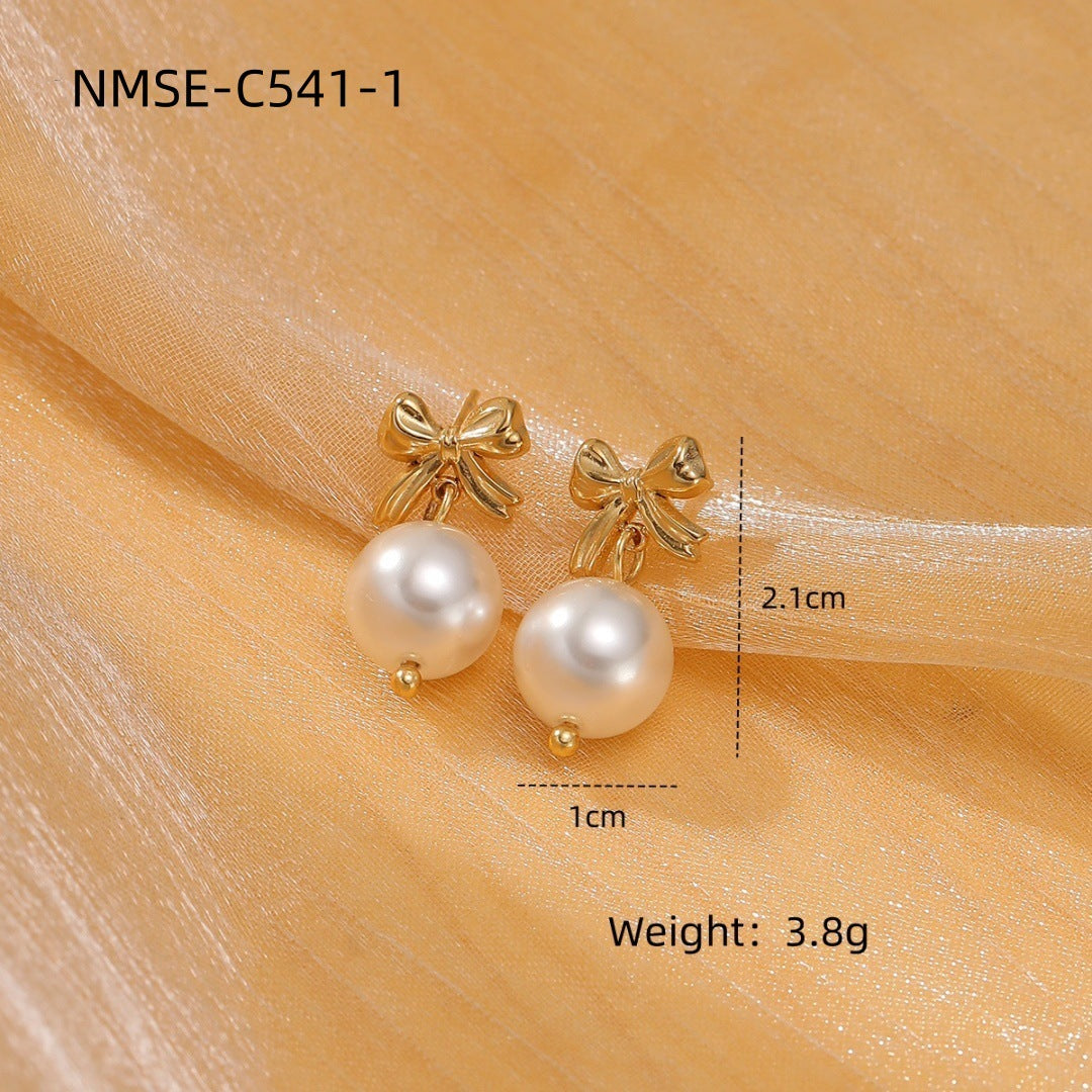 Orecchini da donna minimalisti con fiocco in perle e acciaio al titanio, con finitura placcata e design a forma di cuore