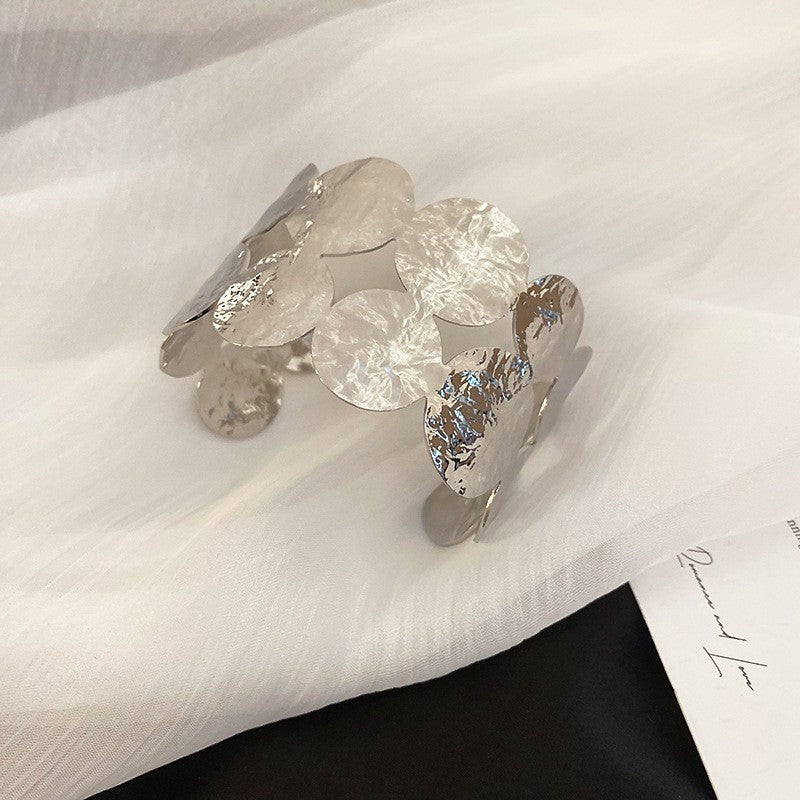 Pulsera de metal con patrón de cuadrícula geométrica de tono frío minimalista con acabado galvanizado para mujer