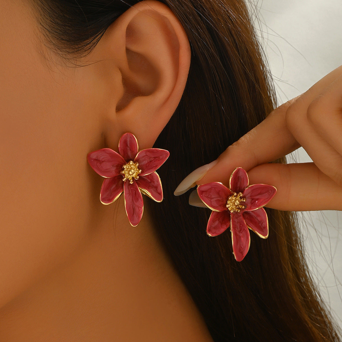 Elegantes pendientes geométricos de aleación con incrustaciones de diamantes de imitación y acabado galvanizado para mujer