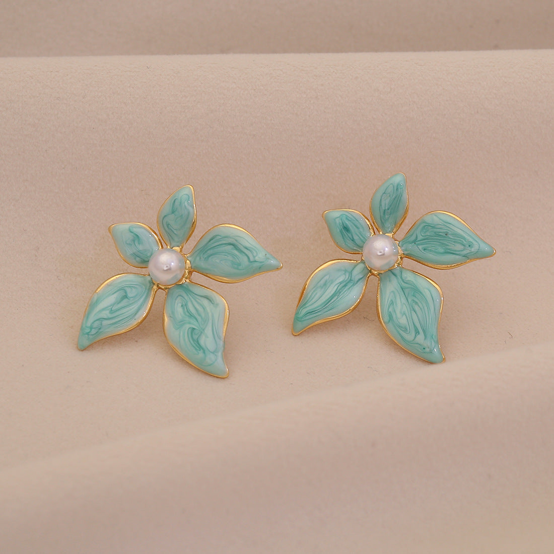 Orecchini a forma di fiore in acciaio inossidabile smaltato da donna con finitura effetto perla e stile fresco e dolce