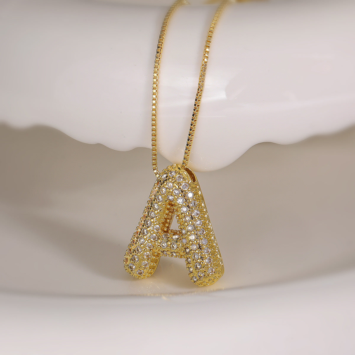 Collana da donna in acciaio al titanio placcato con lettera minimalista e zirconi cubici