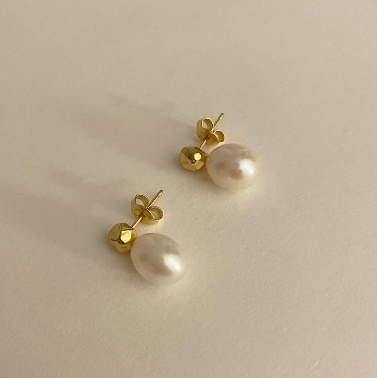 Sweet Fresh Natural Style Drop-Shaped Pearl Stud Earrings in 925 Sterling Silver