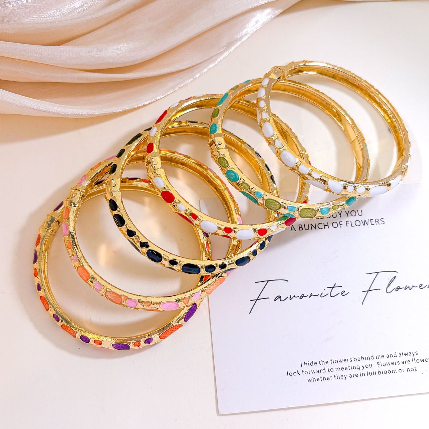 Bracciale in lega smaltato a pois alla moda con intarsio di strass