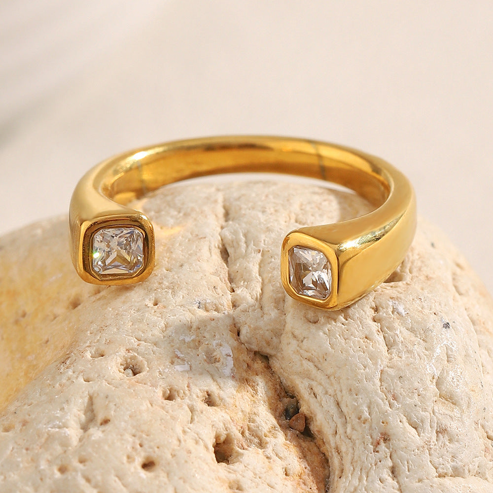 Anello geometrico minimalista in acciaio inossidabile placcato oro 18 carati con doppia testa quadrata in zirconi, design aperto da donna