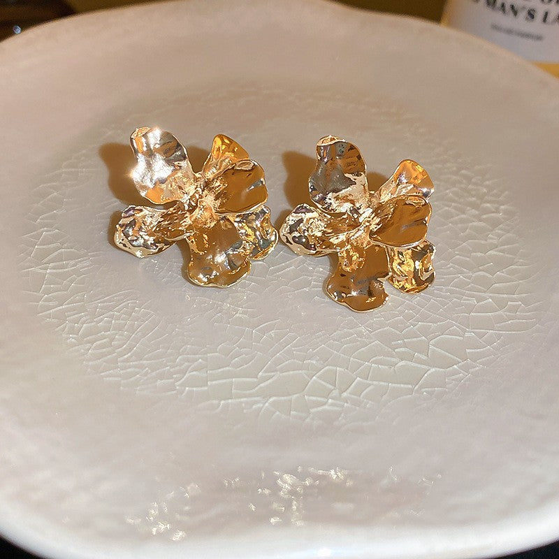 Orecchini a farfalla geometrici chic con perle d'acqua dolce e intarsio di zirconi su perni in argento sterling 925