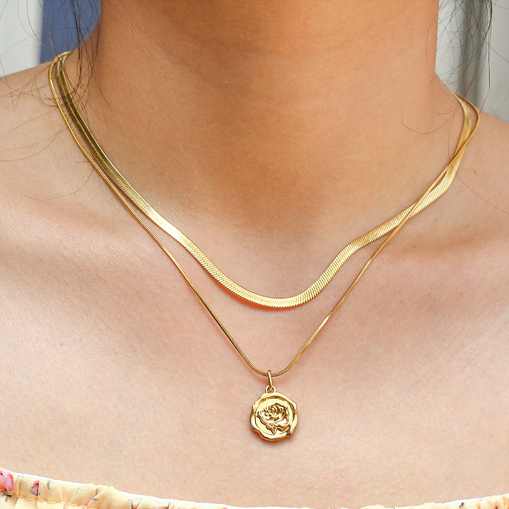 Collar minimalista de acero inoxidable chapado con flor de rosa y cadena de cuchilla para mujer