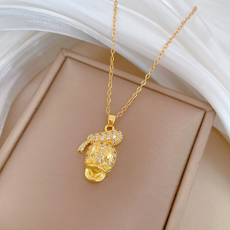 Collana pendente con anatra geometrica di lusso interamente in strass da donna, catena delicata per clavicola in acciaio al titanio