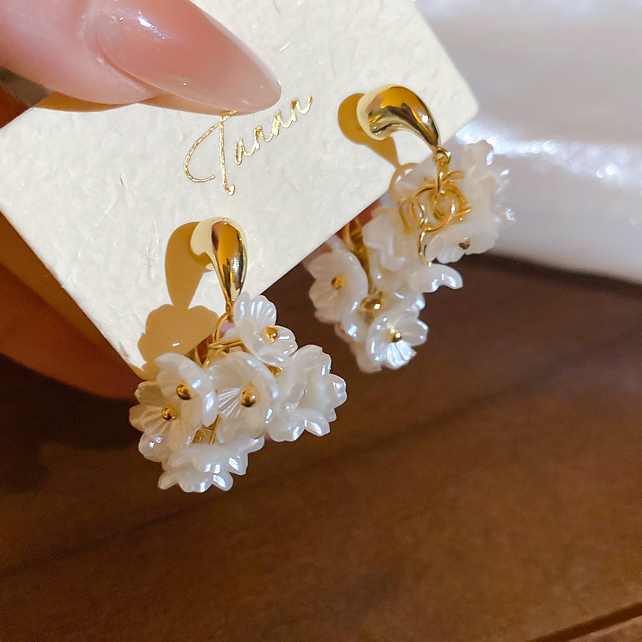 Orecchini a Perno Eleganti con Perle Floreali e Perni in Acciaio Placcato Oro da Donna