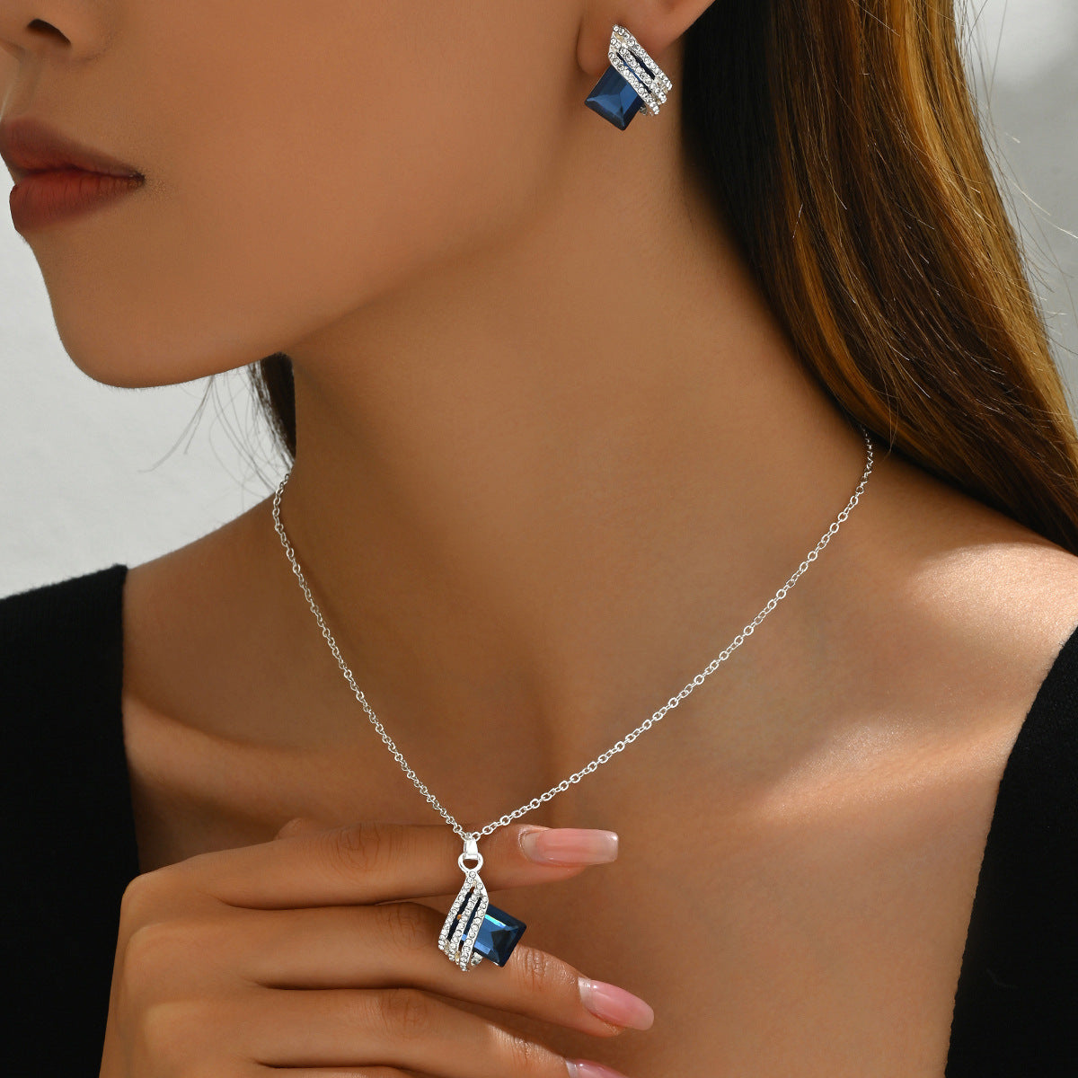 Parure di collana in lega intarsiata con cristalli geometrici da donna, stile fresco e minimalista, con pendenti ovali, rettangolari e circolari