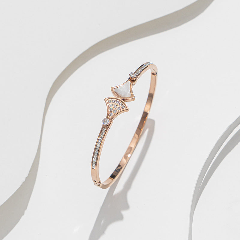 Bracciale Minimalista in Acciaio Inossidabile da Donna con Placcatura in Acciaio al Titanio e Intarsio di Strass a Forma Geometrica Ovale