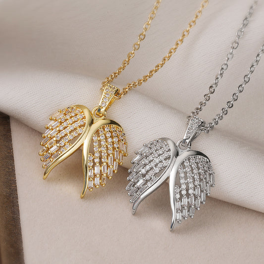 Collana con ciondolo ad ala d'angelo minimalista da donna in rame placcato oro 18K con intarsio di zirconi, catena con medaglione geometrico irregolare
