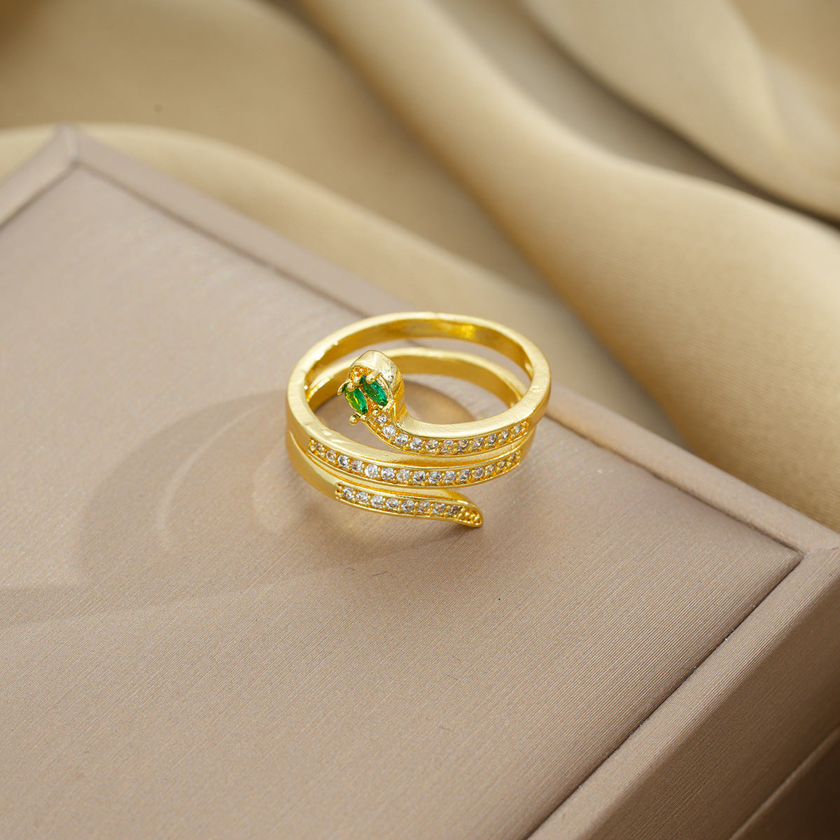 Anillo Vintage con Forma de Serpiente con Ojos de Circonita Verde Hecho de Acero de Titanio con Chapado al Vacío para Mujer