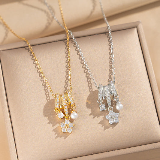 Collana con pendente floreale a cinque petali minimalista in acciaio al titanio con zirconi e perle su catena a O da donna