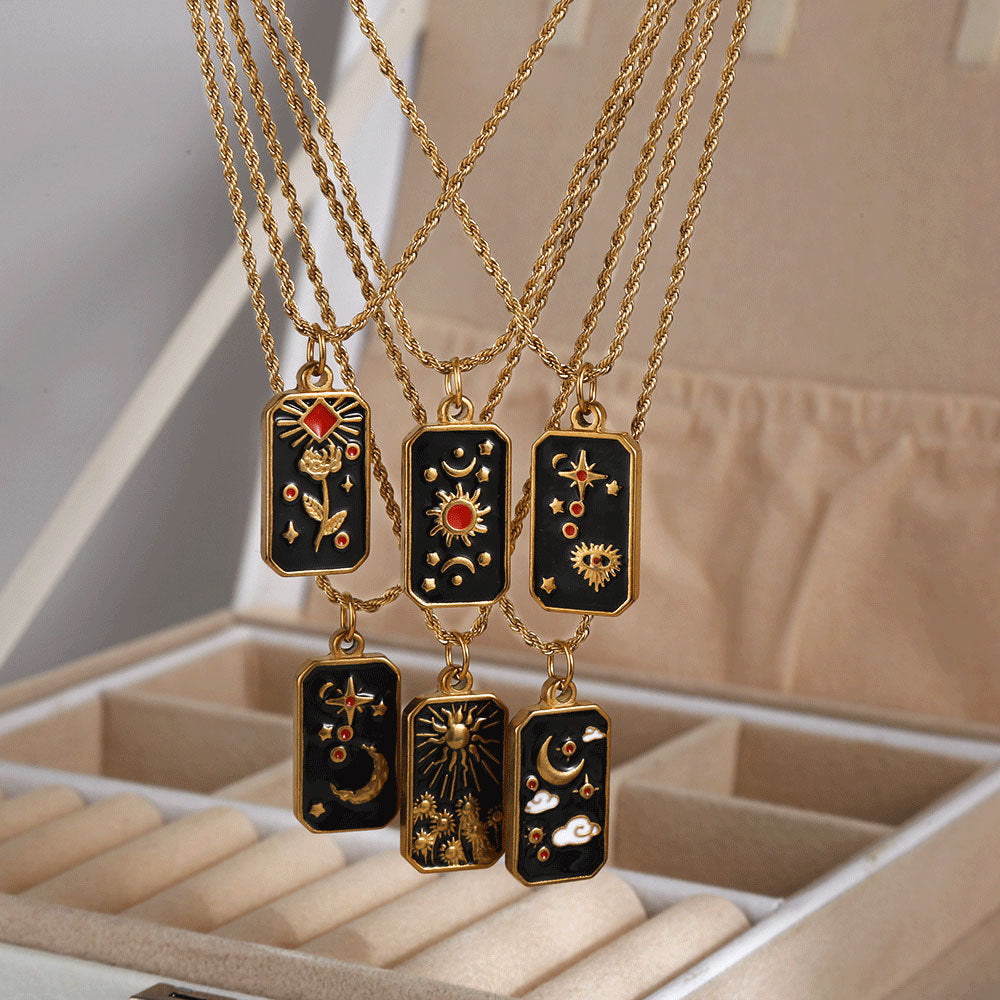 Elegante collar vintage de acero inoxidable con colgante cuadrado de esmalte de tarot con motivos de estrella y sol en cadena trenzada para mujer
