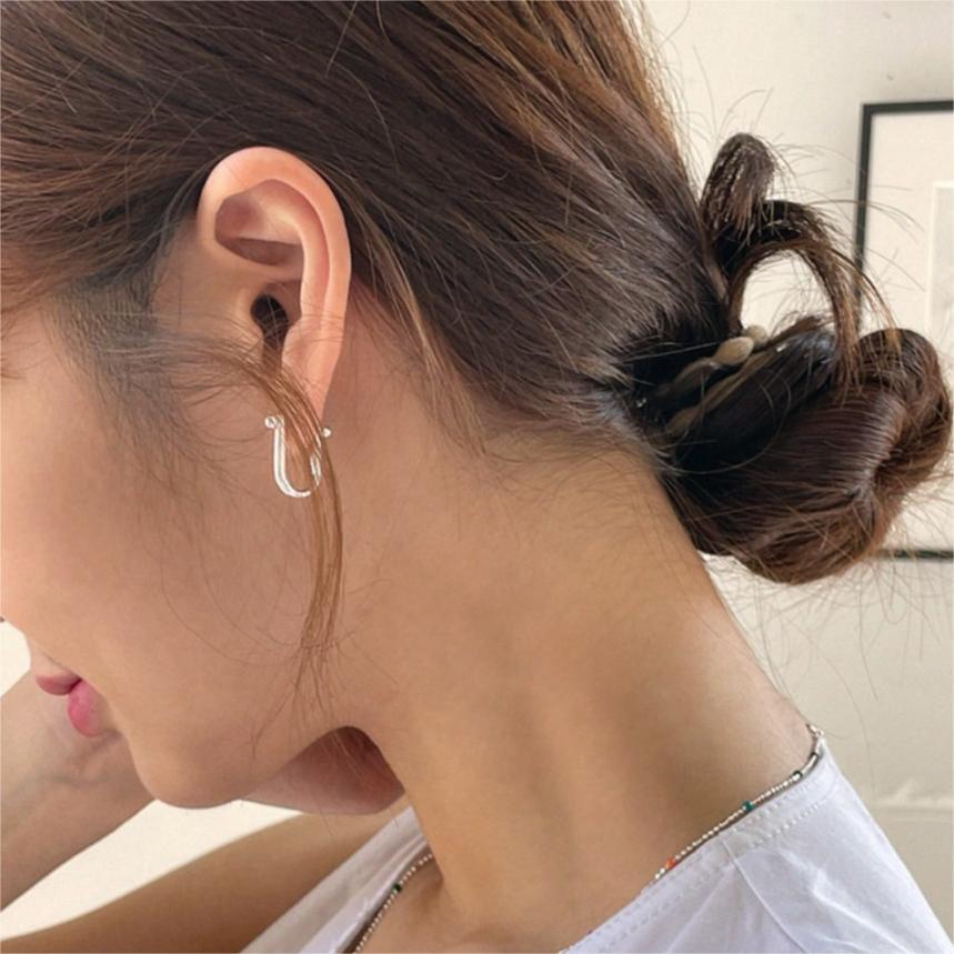 Minimalist Horseshoe-Shaped 925 Sterling Silver Stud Earrings with Polished Finish and Geometric Edge Detail