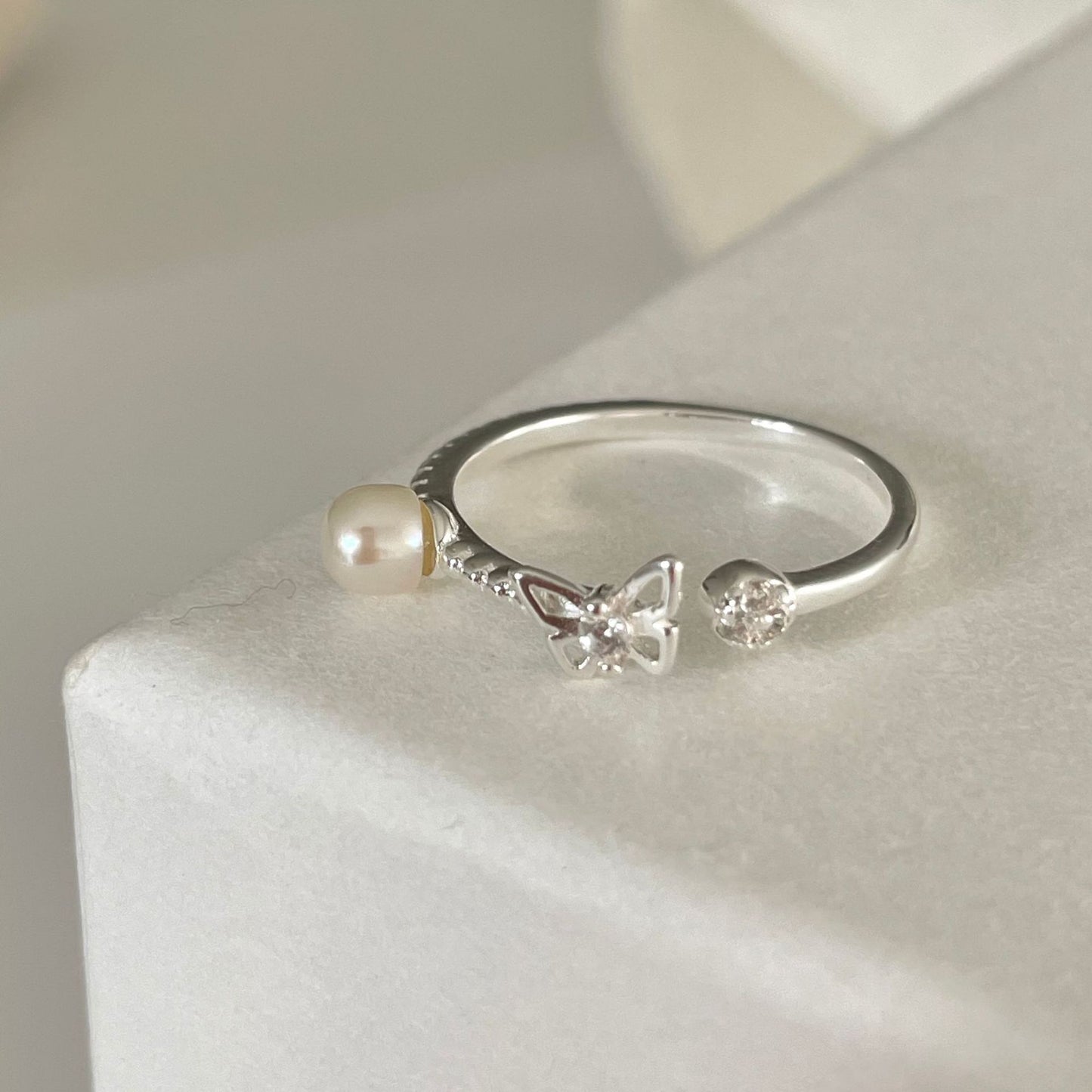 Anello minimalista in argento sterling S925 a forma di farfalla con intarsio in perle per donna