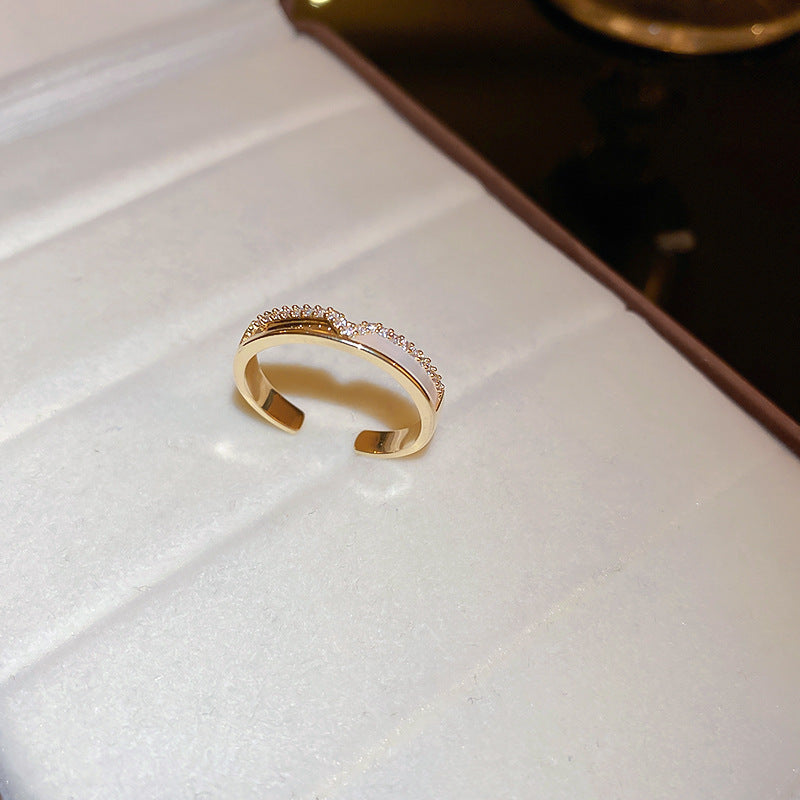 Anello da donna aperto a rombo a forma di fiore di iris in rame con intarsio di zirconi, ispirato al vintage