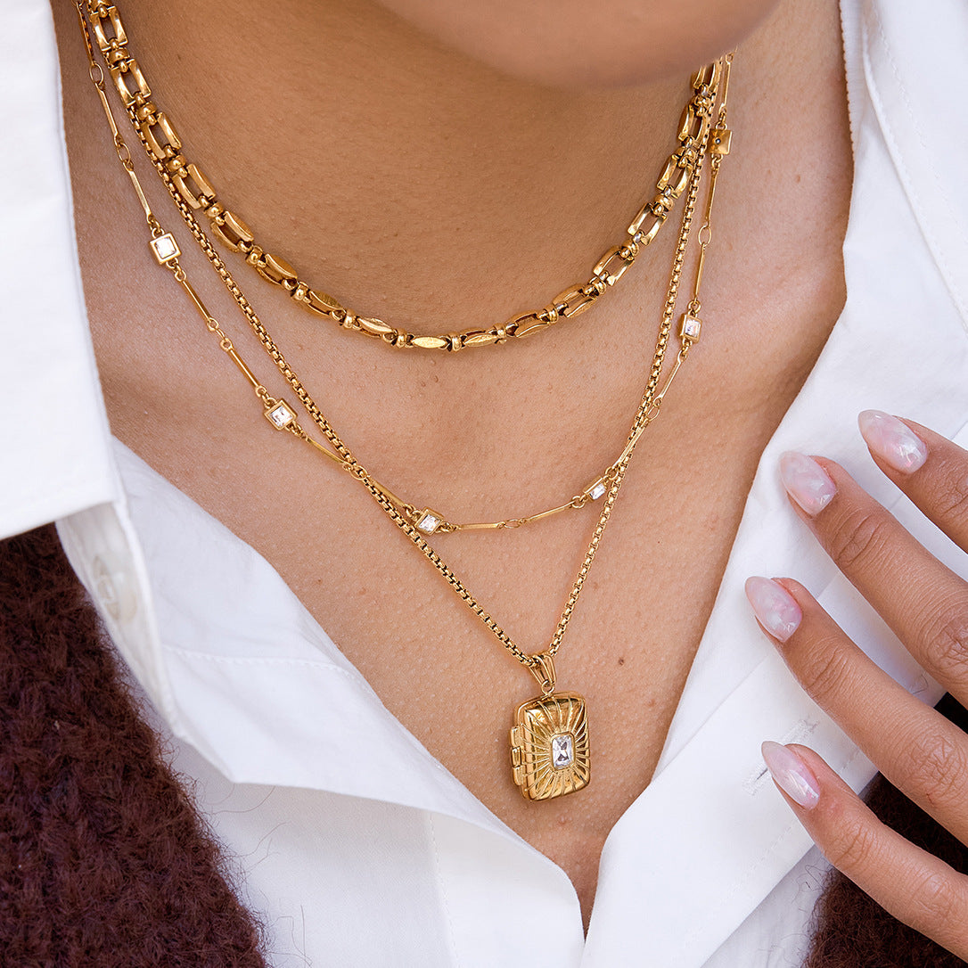 Collana pendente geometrica minimalista in acciaio al titanio con intarsio di strass e placcatura in oro PVD per donna
