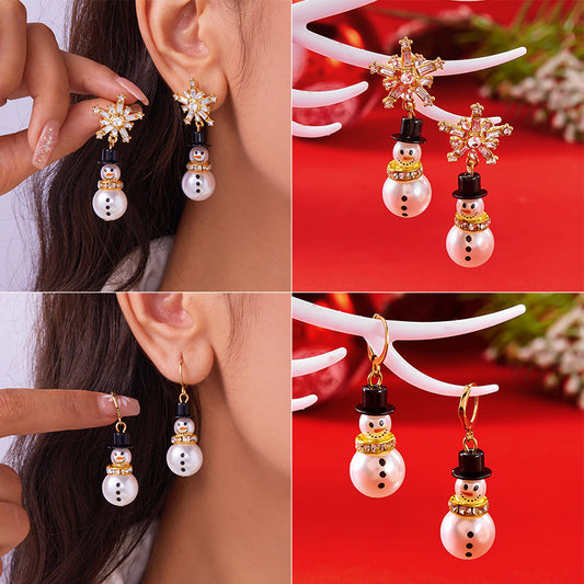 Lindos Pendientes Colgantes de Muñeco de Nieve de Dibujos Animados Estilo Perla con Detalles de Diamantes de Imitación para la Moda Navideña