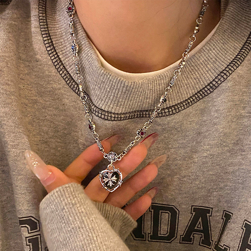 Collana a forma di cuore con strass intarsiati, dolce e audace, per donna, catena alla clavicola alla moda con ciondolo in lega