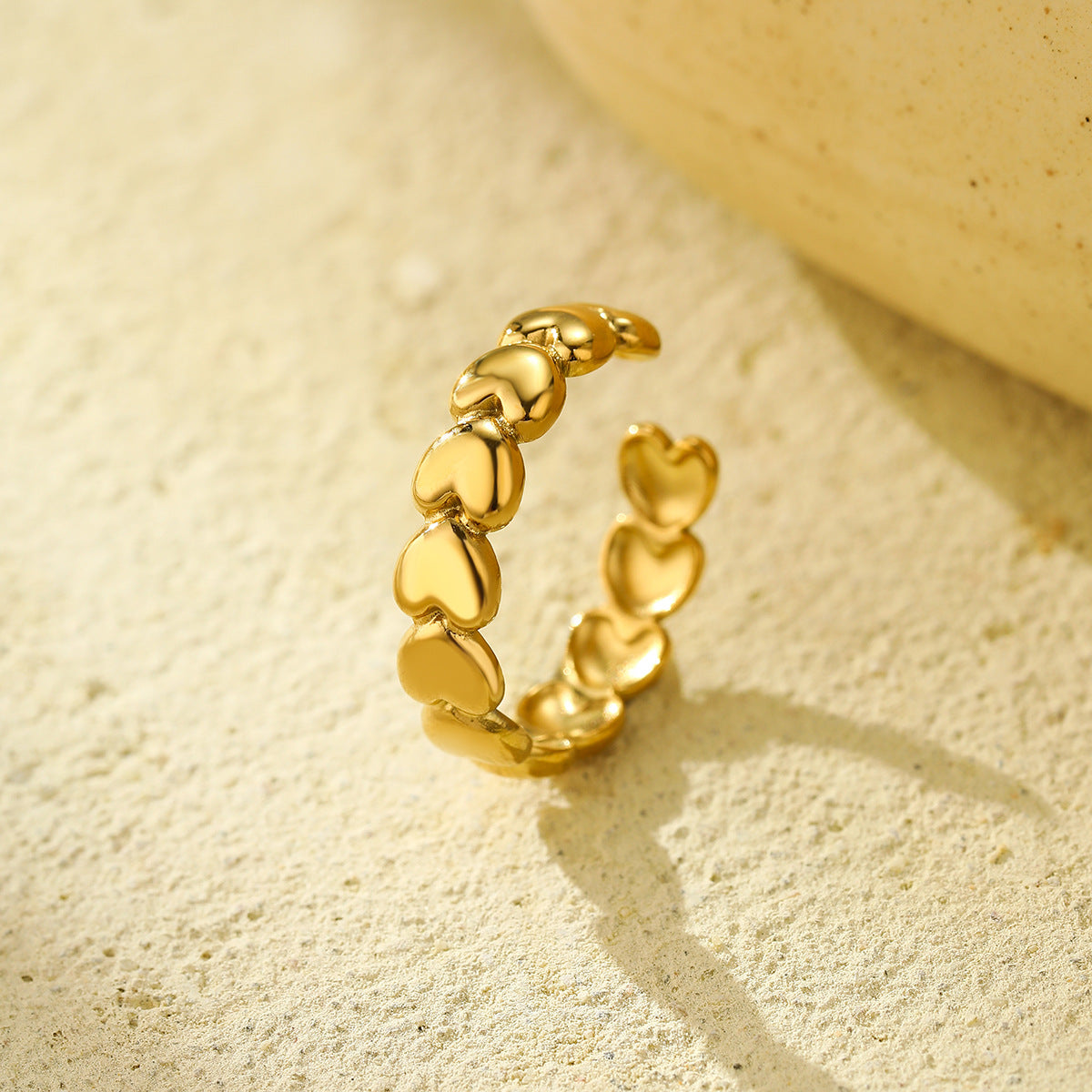 Anillo de acero inoxidable con forma de corazón, ajustable y a la moda para mujer con acabado chapado