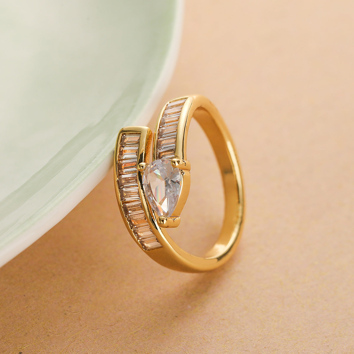 Anello da donna irregolare geometrico minimalista in rame placcato oro vero con intarsio di zirconi
