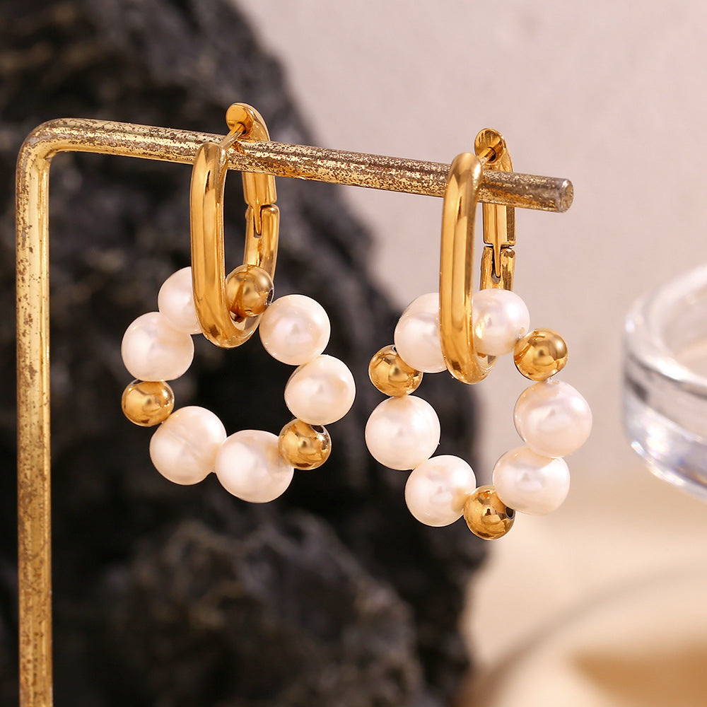 Pendientes de aro minimalistas en forma de U de acero inoxidable chapados en oro de 18 quilates con acentos de perlas de agua dulce para mujer