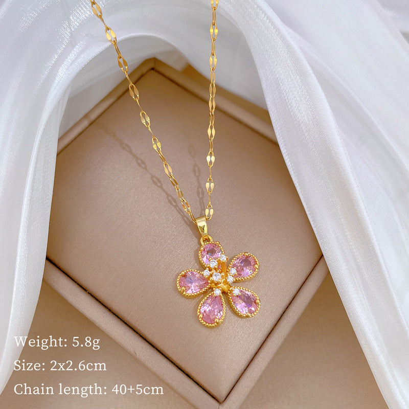 Collana da donna lusso con fiori rosa a cinque foglie e strass, catenina delicata in acciaio inossidabile per la clavicola