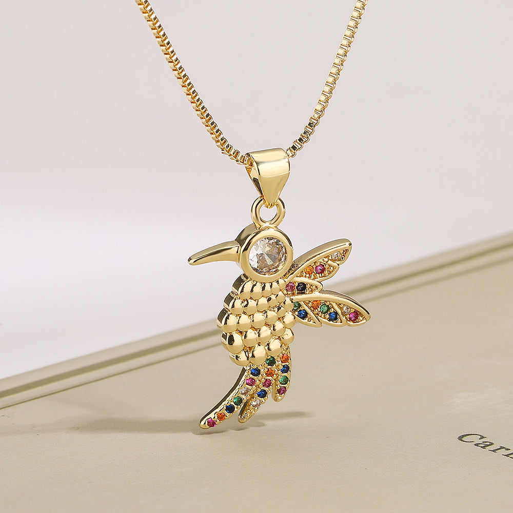 Collana con ciondolo minimalista a forma di picchio da donna in rame placcato oro 18 carati con intarsio di zirconi