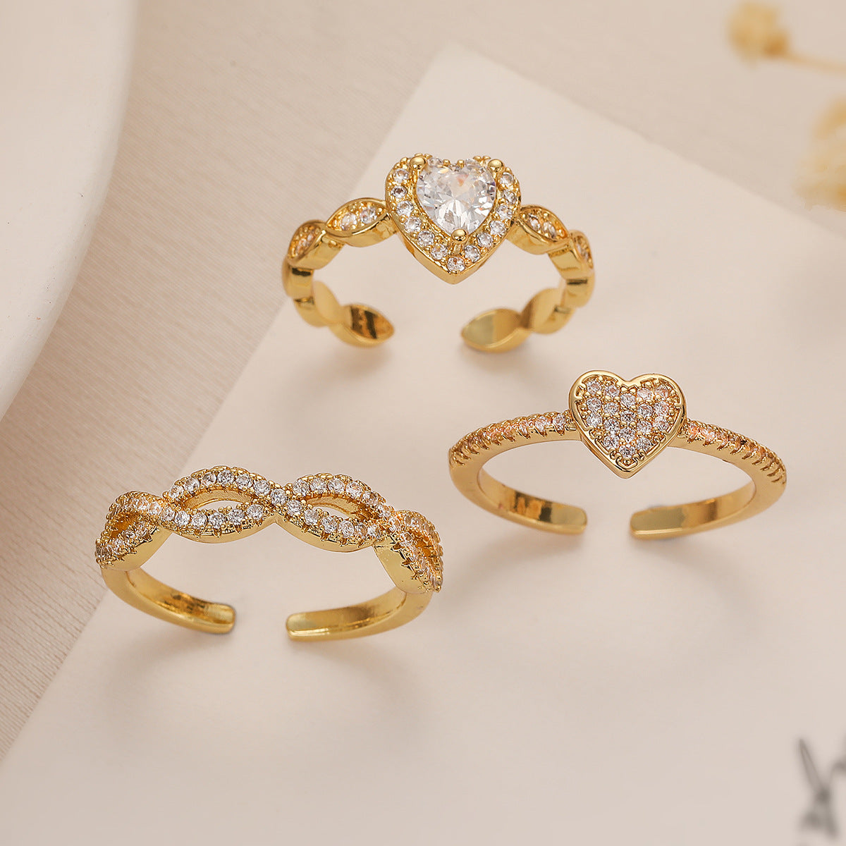 Anello da donna minimalista a forma di cuore geometrico in rame placcato oro vero con intarsi in zircone