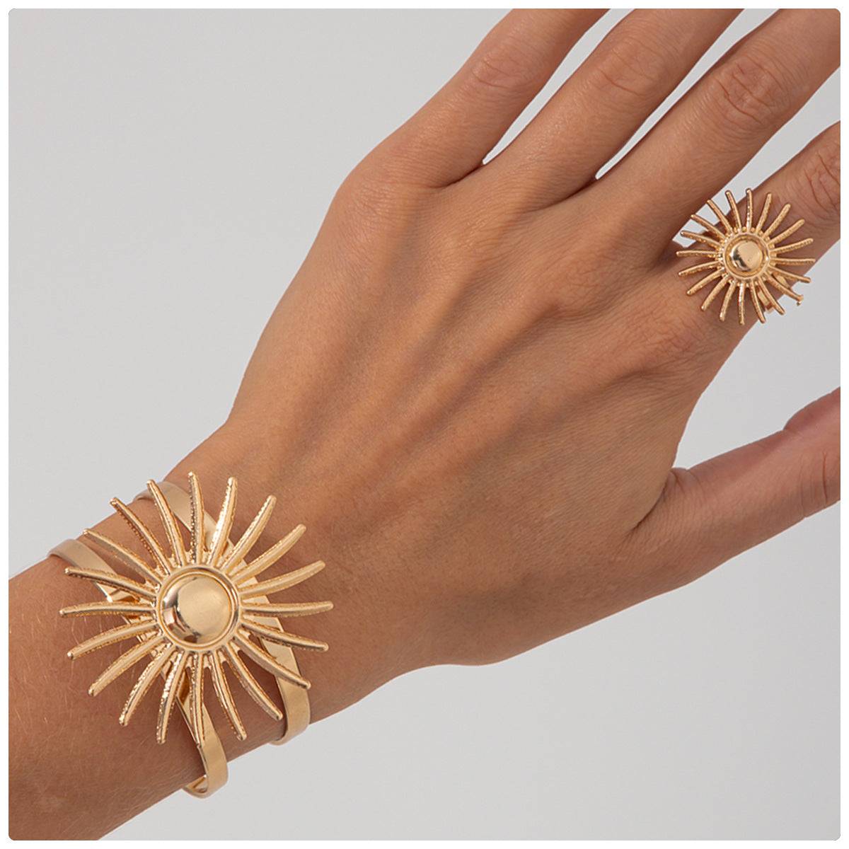 Pulsera de metal hueco con forma de sol de gran tamaño para mujer, con estilo étnico vintage y acabado galvanizado