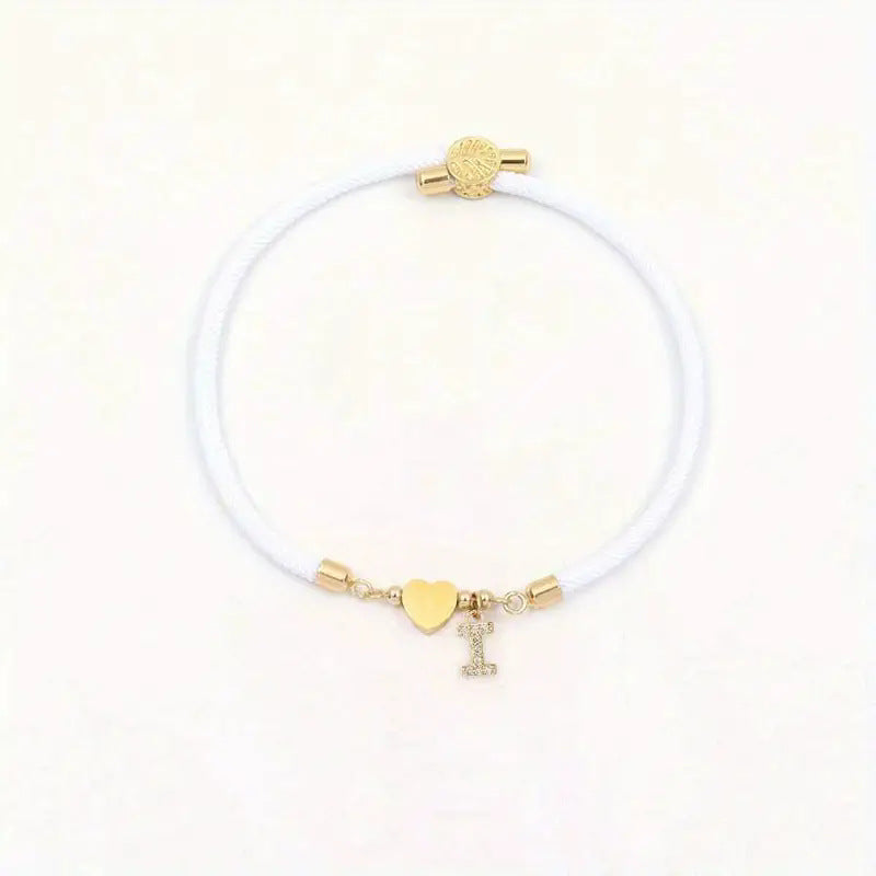 Pulsera minimalista de circonita cúbica con corazón de letra chapada en latón y cordón ajustable
