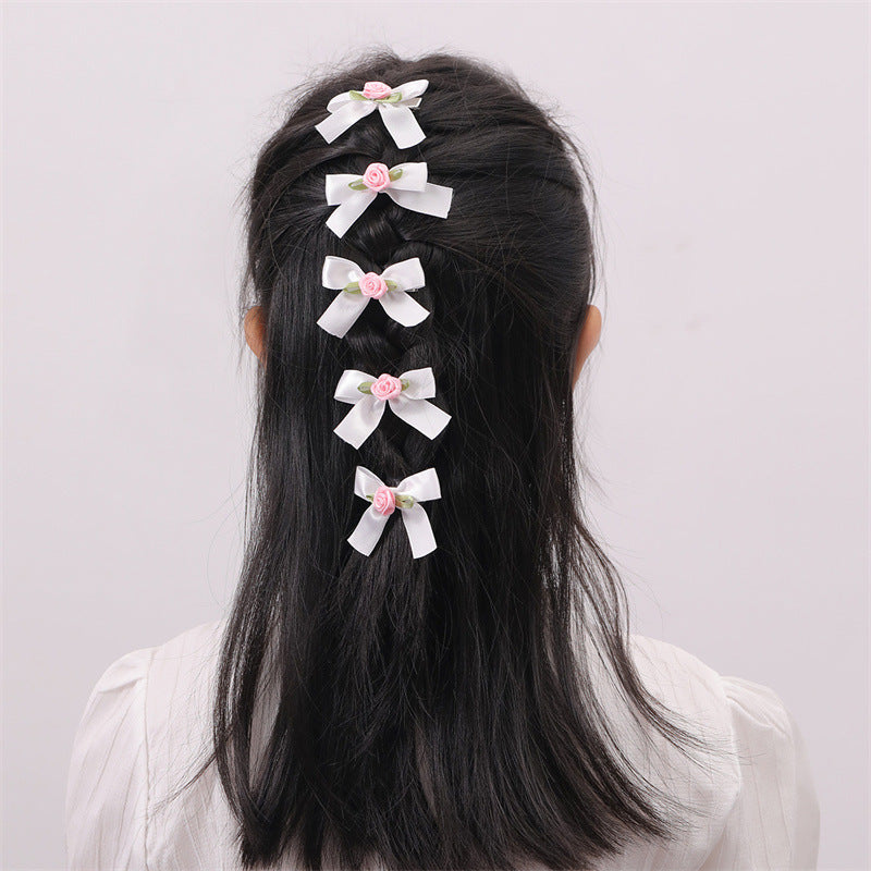 Juego de pinzas para el pelo con forma de lazo estilo dulce para niños con motivos florales y de rosas en rosa y morado sobre fondo de hojas verdes
