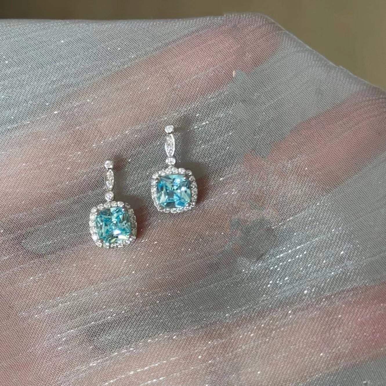 Pendientes de botón minimalistas florales de circonita en cobre chapado con postes de acero inoxidable para mujer