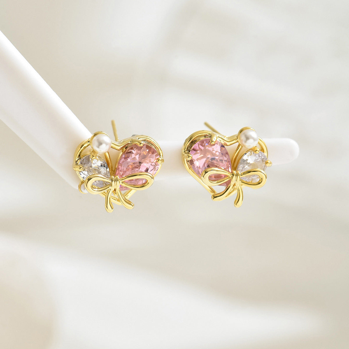 Aretes Minimalistas de Cobre con Forma de Corazón y Circonita Incrustada para Mujer, Aretes Ligeros de Lujo