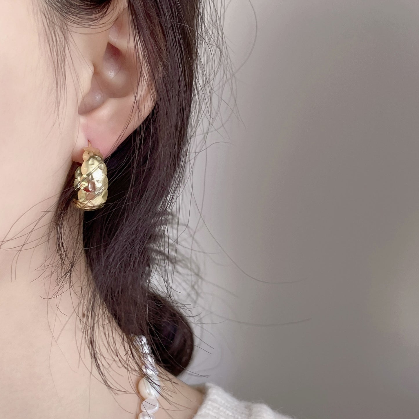 Orecchini a perno asimmetrici minimalisti in argento sterling 925 con dettaglio micro-pavé