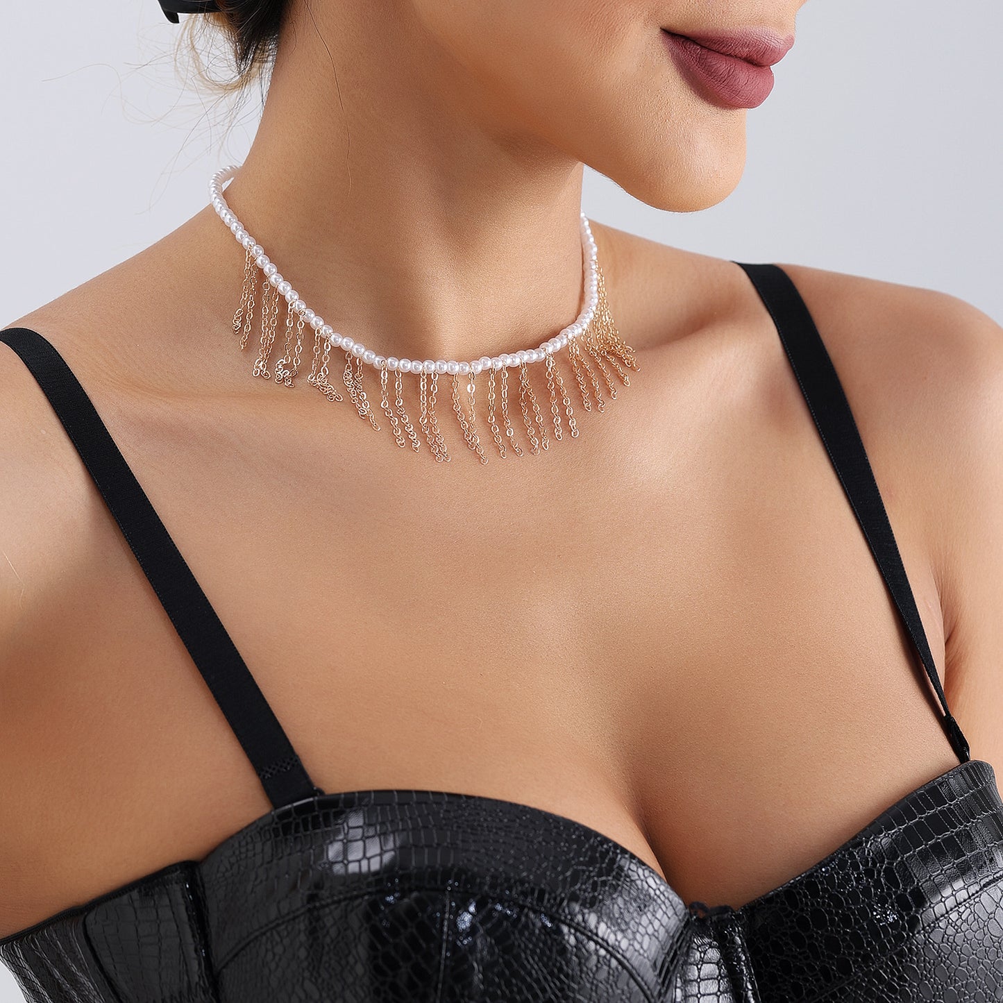 Collar con colgante minimalista de perlas geométricas para mujer, con cadena fina bañada en oro y diseño a la altura de la clavícula