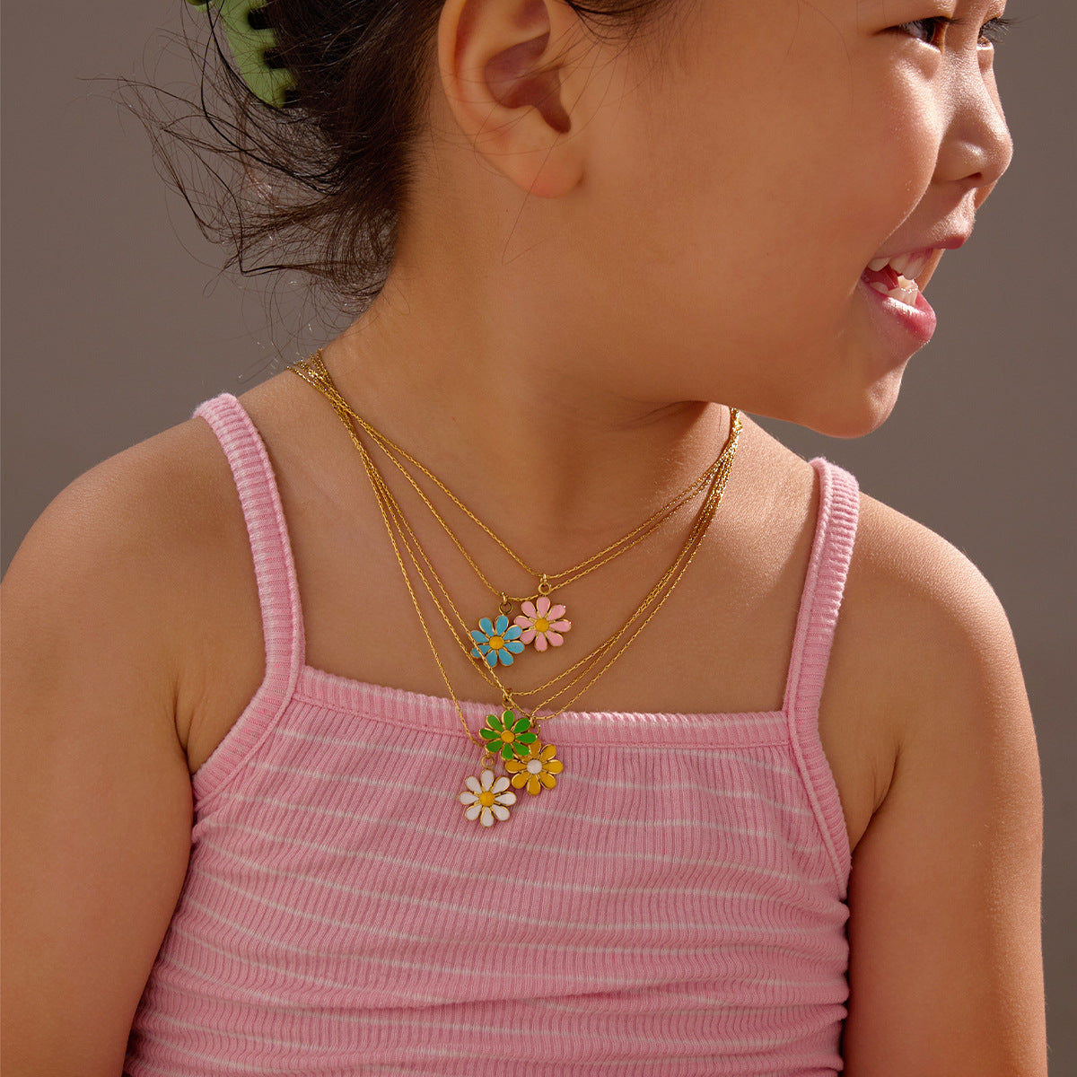 Collana da donna con fiore a margherita alla moda in acciaio inossidabile con finitura placcata, design geometrico a petali, accenti in smalto dopaminico