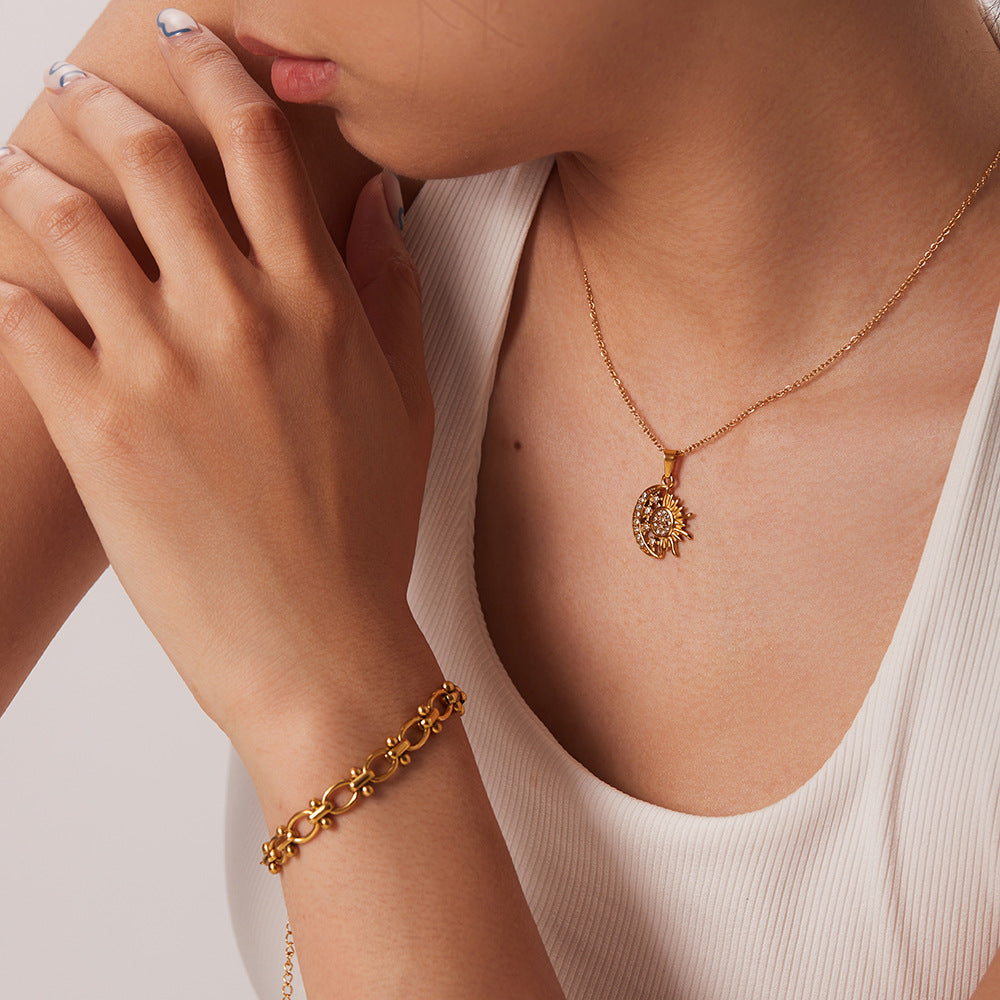 Collana pendente con luna geometrica stile INS in acciaio al titanio con placcatura in oro 18 carati e intarsi in strass da donna