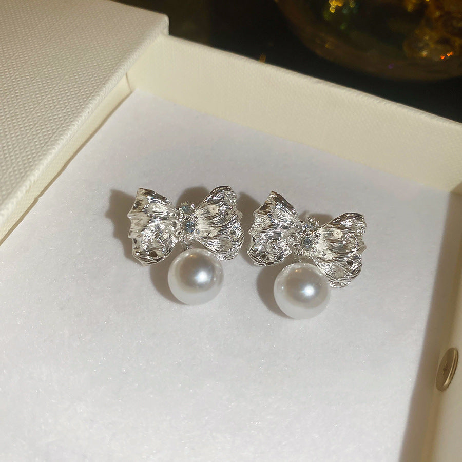 Pendientes de aleación con forma de lazo Retro Chic con detalles de perlas y baño de oro para mujer
