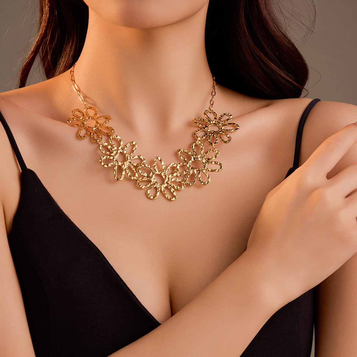 Collana con ciondolo a petalo floreale irregolare, vintage elegante, traforato, da donna, in acciaio inossidabile placcato, leggero, versatile, gioiello di tendenza
