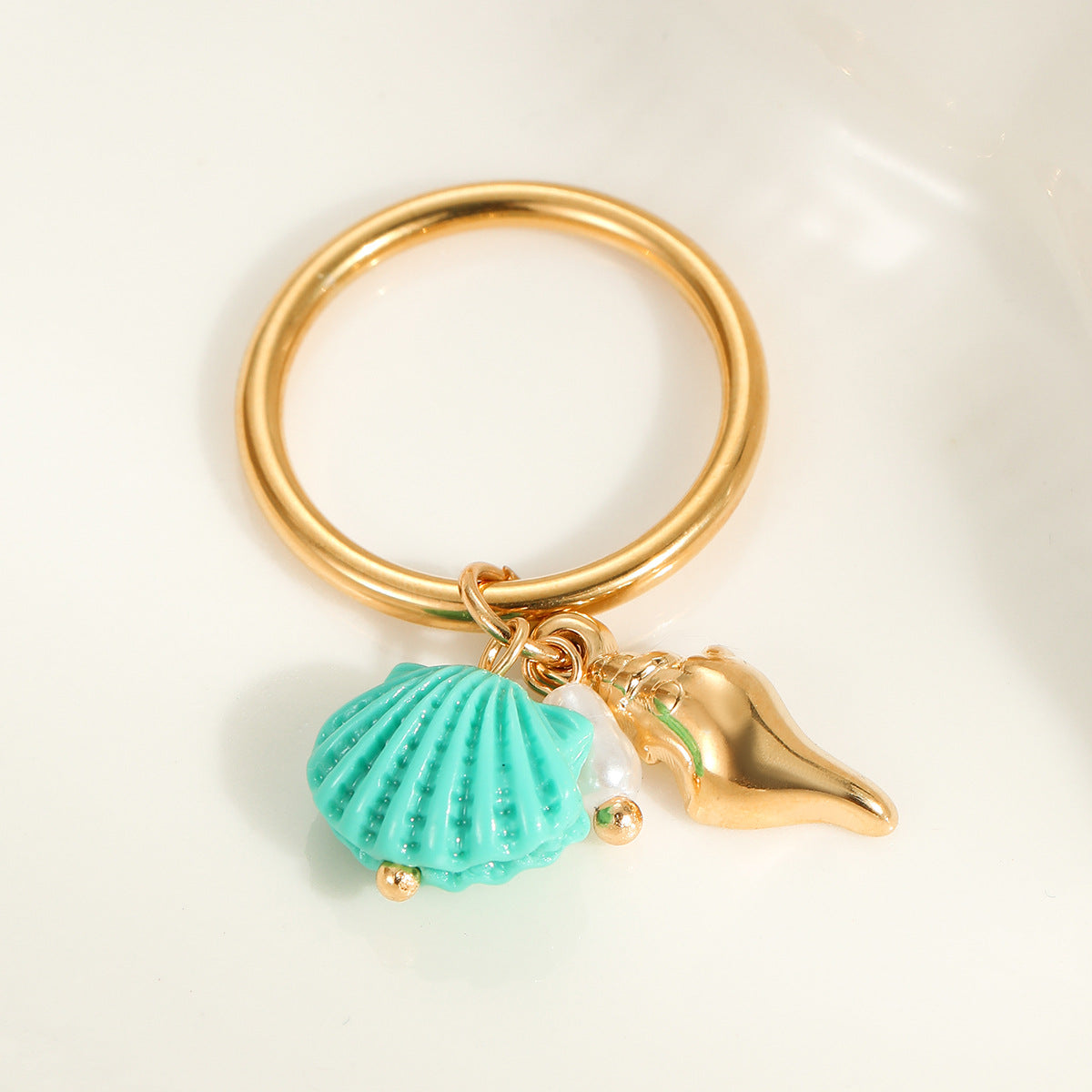 Anillo minimalista de acero inoxidable con forma de concha y acabado chapado para mujer