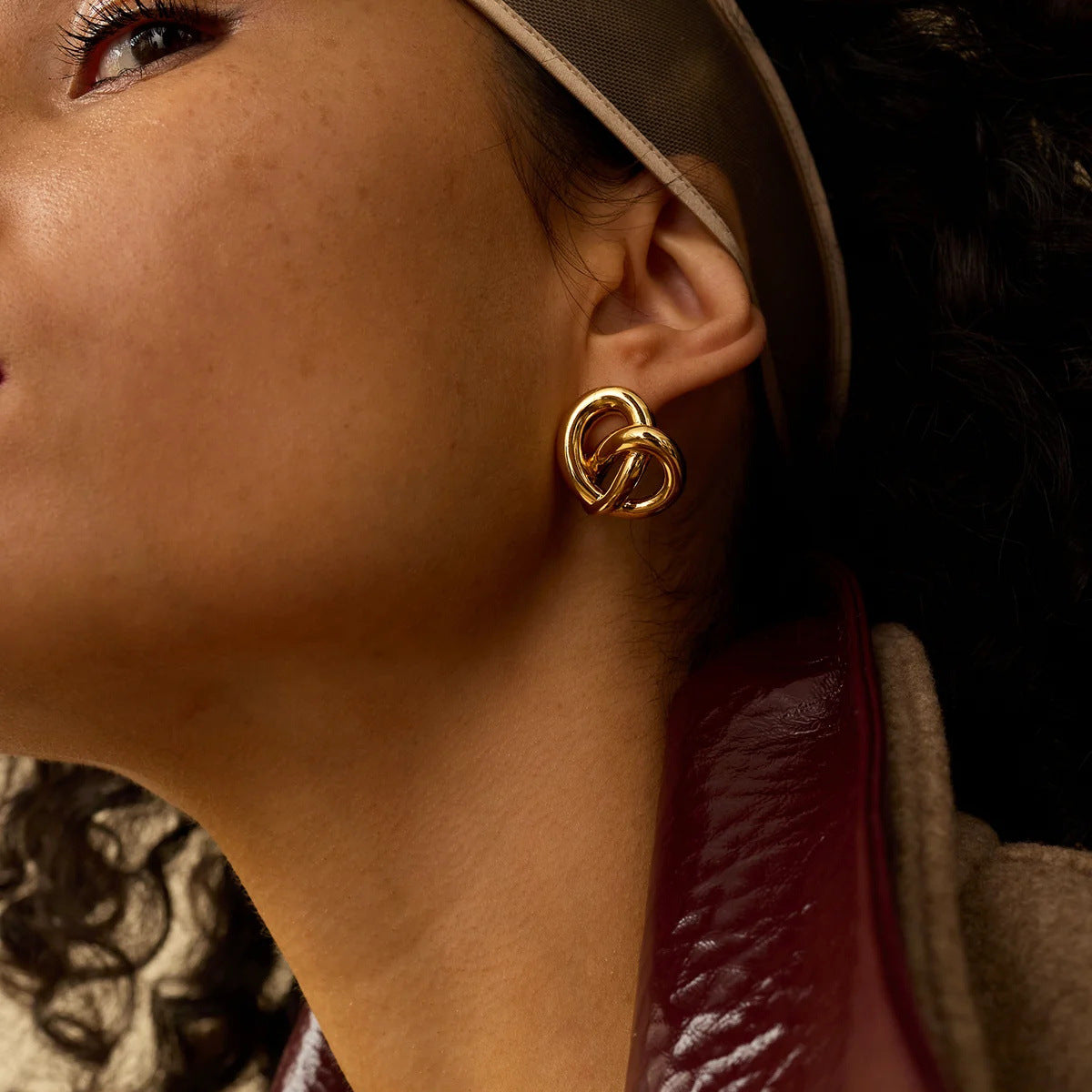Pendientes de tuerca de acero inoxidable chapados en titanio con corazón geométrico elegante para mujer